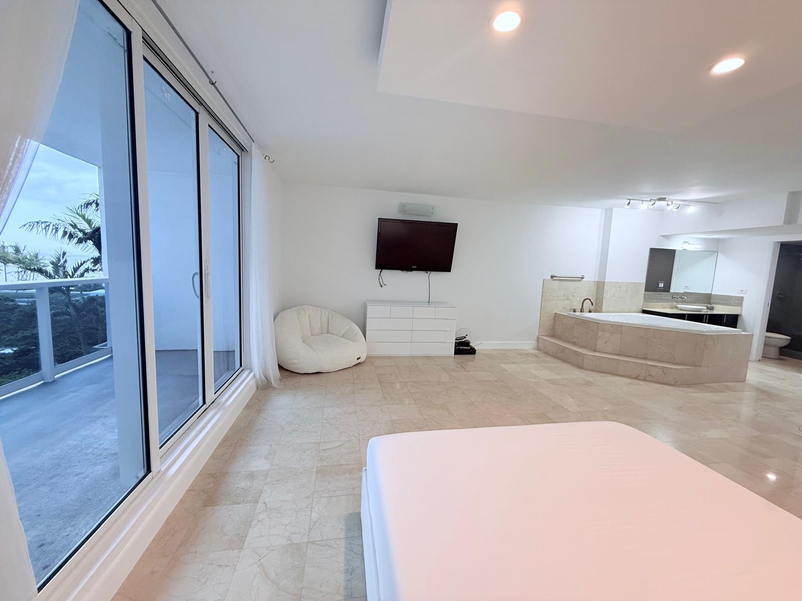 #621 - Roney Palace — photo 12