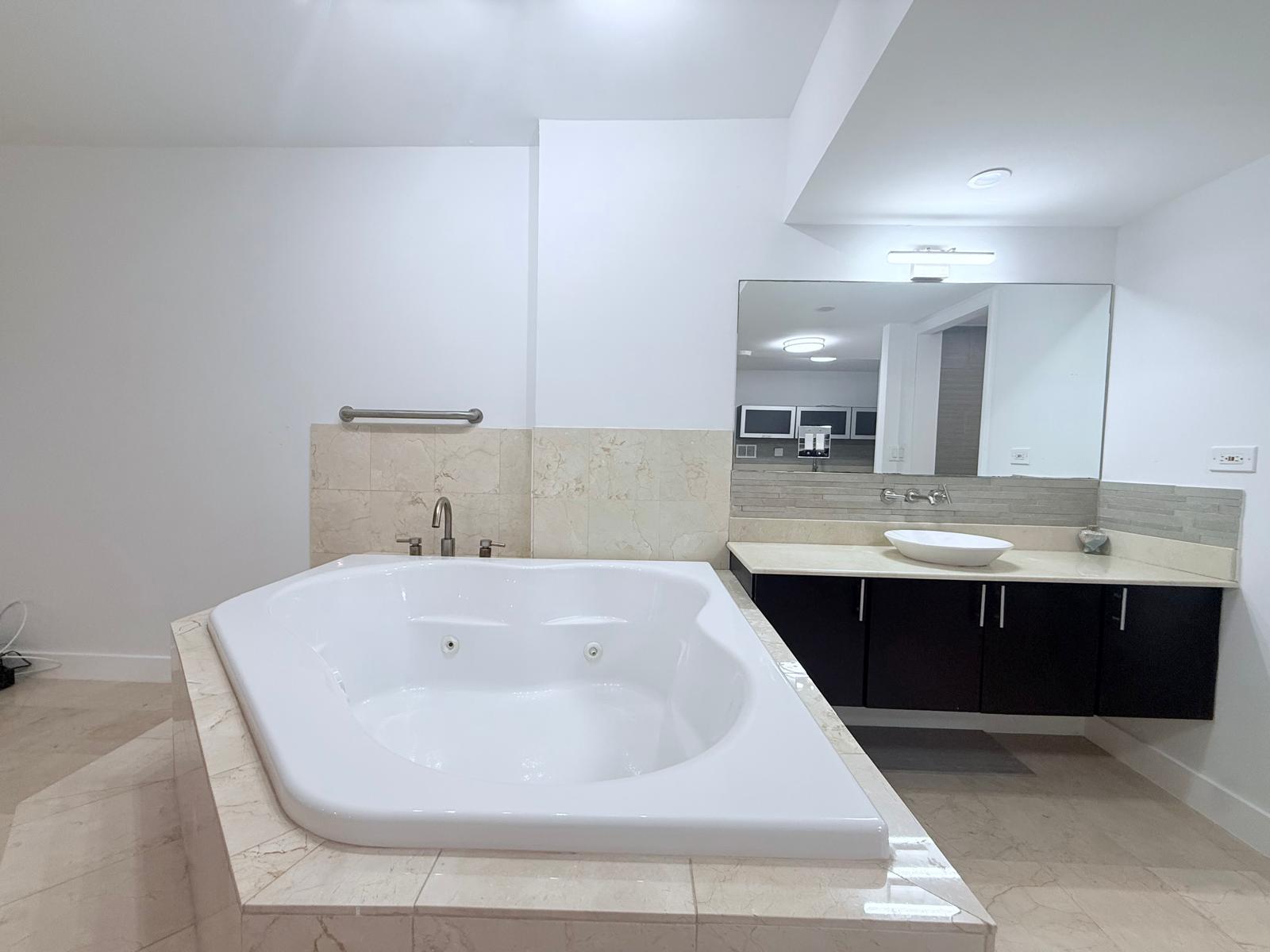 #621 - Roney Palace — photo 8