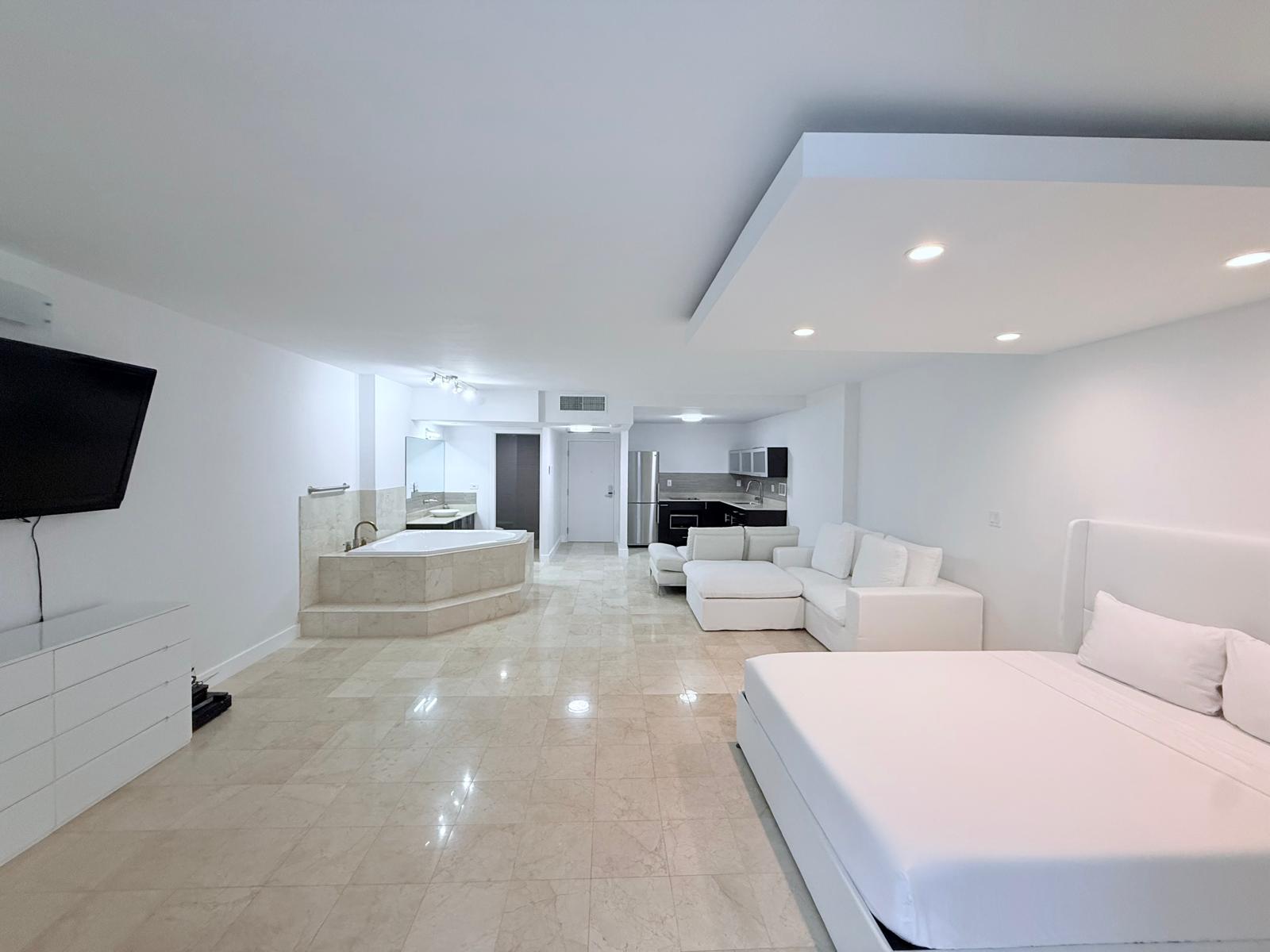 #621 - Roney Palace — photo 1