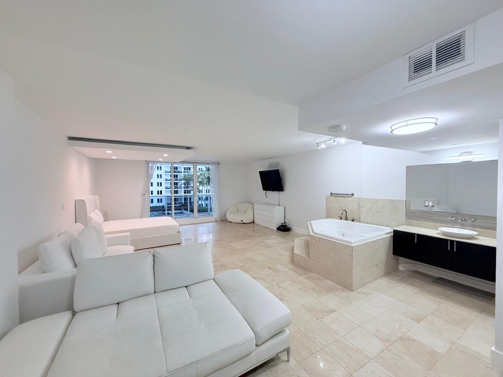#621 - Roney Palace — photo 3