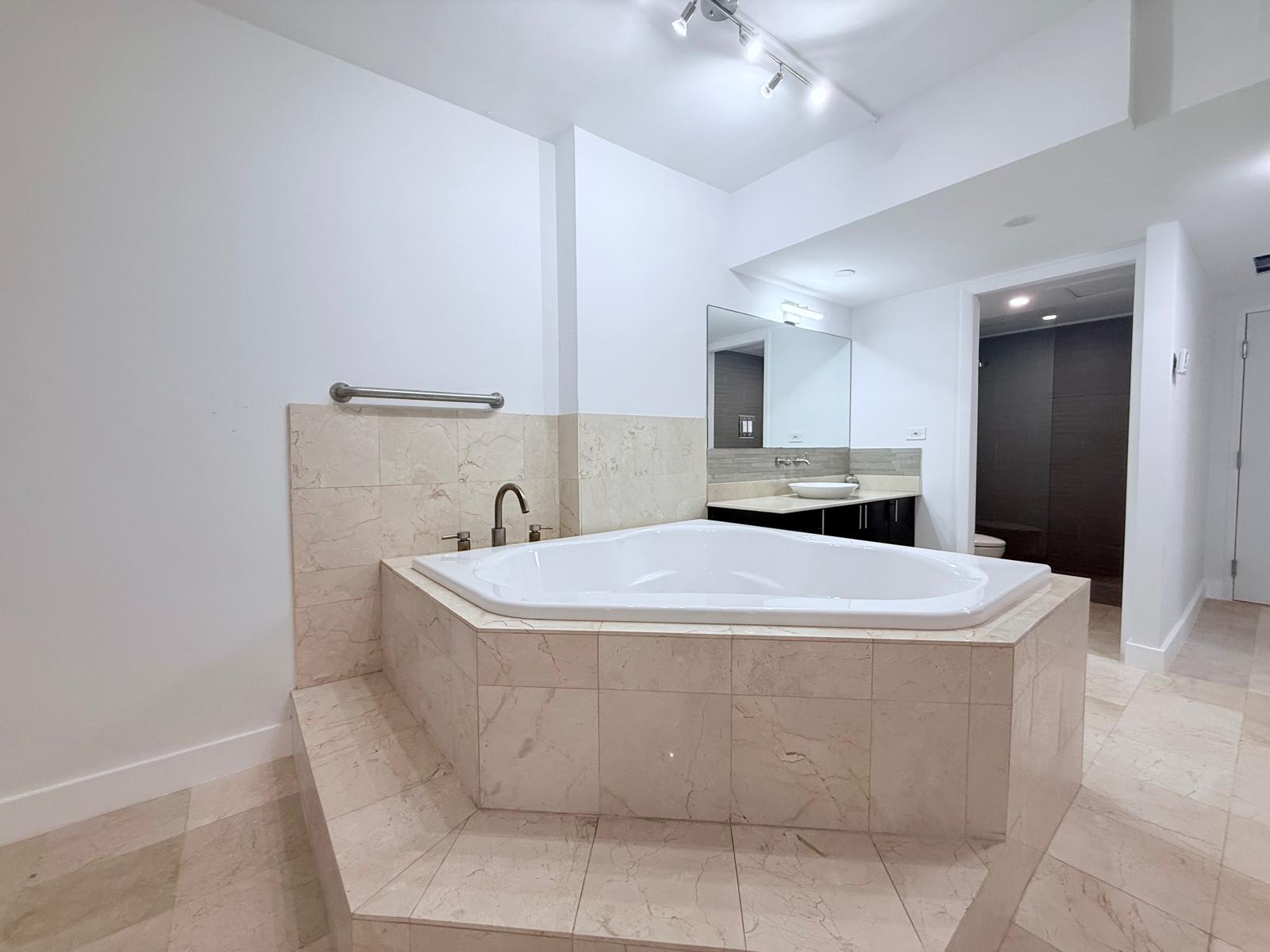 #621 - Roney Palace — photo 14