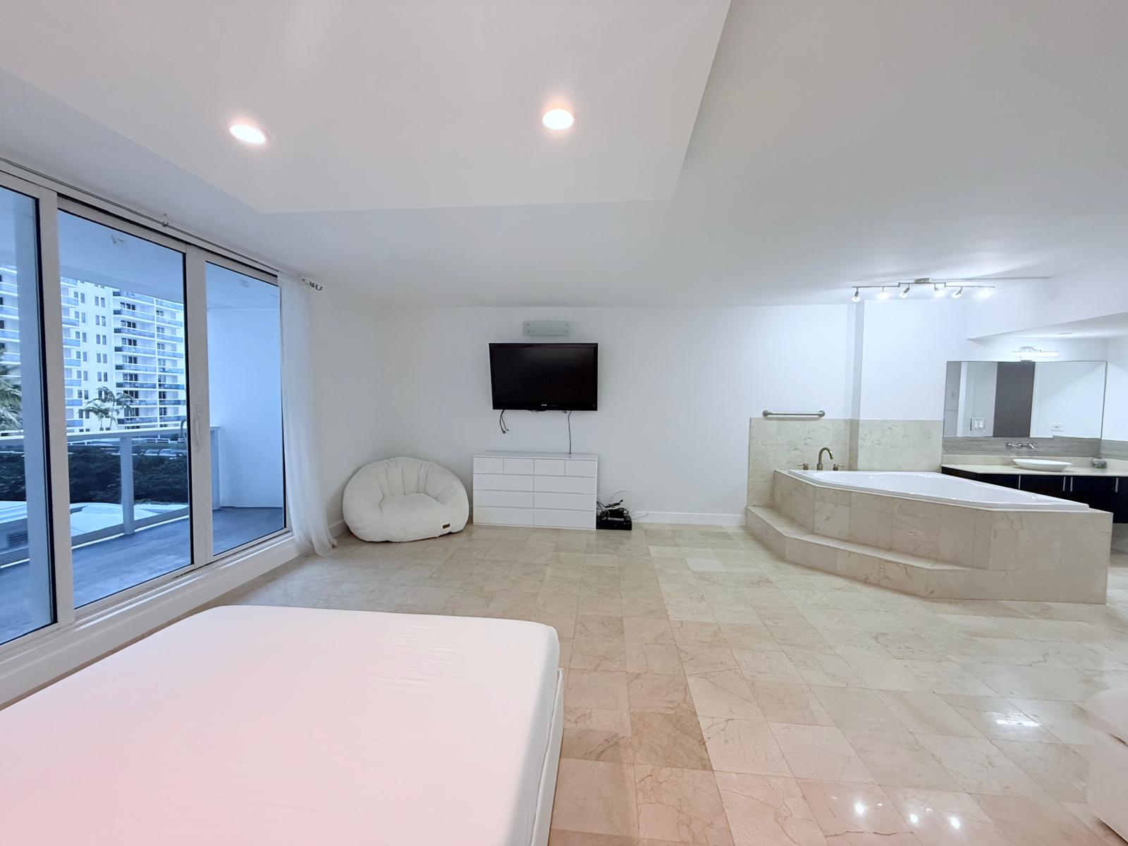 #621 - Roney Palace — photo 10